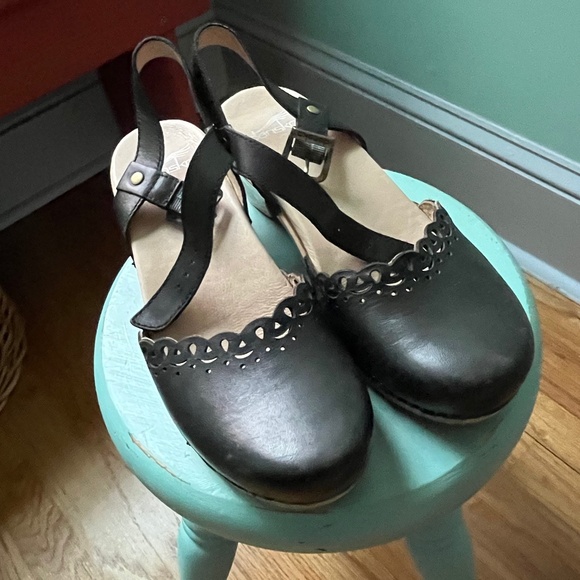 Dansko Eyelet Scallop Mary Jane Clog Size 38 - Picture 4 of 11